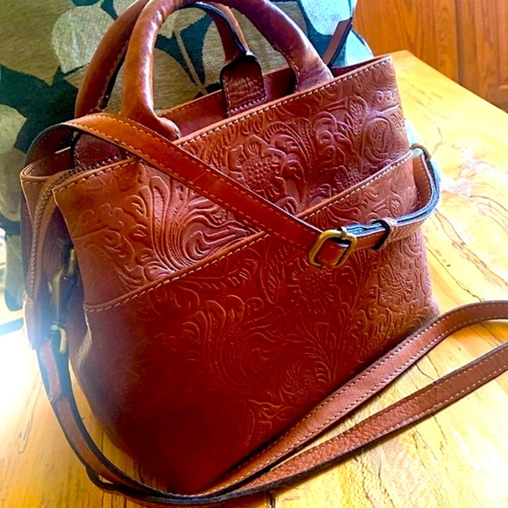 GENUINE LEATHER PATRICIA NASHCROSSBODY PURSE ADJUSTABLE STRAP LIKE NEW CONDITION